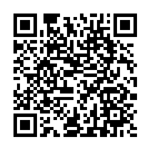 有少量的官兵与捕快正在疏散和保护热闹街道上的人群二维码生成