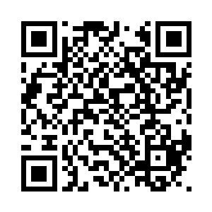 有意的让出了一条道路让年轻男子行走二维码生成