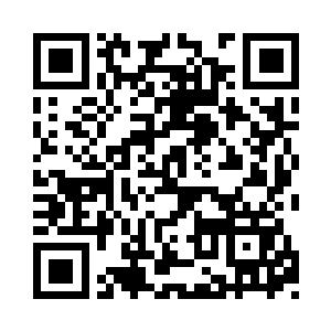 有提着行李的玫瑰社女生的一家三口在等待着二维码生成