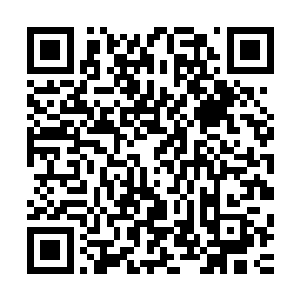 有水性好的男子则困难地护着自己的家眷拼命地想要往岸边游二维码生成