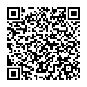 有着一双修长纤细大腿的女军人抬了抬令她拥有一丝知性气息的眼镜二维码生成