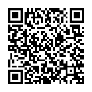 有着绯红色眼眸的少女看着身边四个不怀好意的男人二维码生成