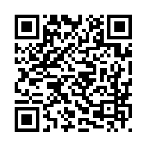 服务员从刘小兰的手上拿过了衣服二维码生成