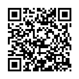 服务员到顶层的冷藏柜里拿出客人点的红酒二维码生成