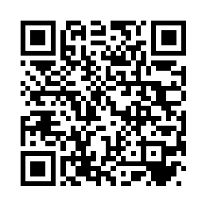 服务员拿着菜单来推荐今日的特色二维码生成