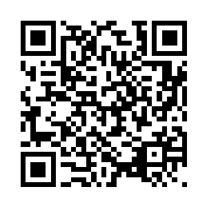 服务员非常乐意的碰着玫瑰花走向了舞台二维码生成