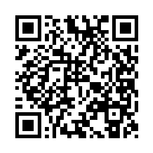 朝九晚五的工作人员在街上匆匆的行走着二维码生成