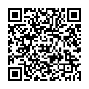 朝她的方向冷冷地嘴角边似乎带着一抹嘲弄的笑容二维码生成