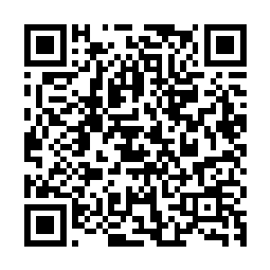 本是初次见面的一对男女就像热恋中的男女一样相拥着离开酒吧二维码生成