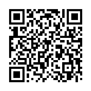 朱平安在公堂上很是耐心的听老妇人诉苦二维码生成