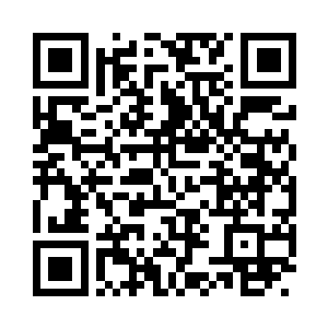 朴智妍拿着手机对着滔滔不绝的金在珉喊着二维码生成