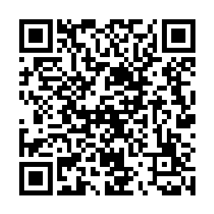 李欢情脸色沉冷地看着下面那对男女拥抱在一起的画面二维码生成