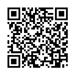 李秋白礼貌的从篮子里摘了一颗葡萄二维码生成