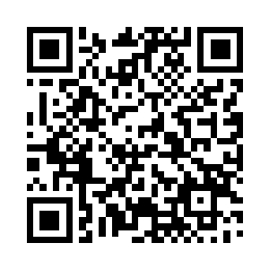 李耀在她的脚踝上套了一枚子母通心环二维码生成