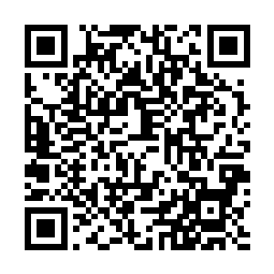 李耀移动到了那名长着啤酒肚和健硕肌肉的中年男人身后二维码生成