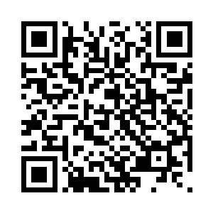 李裕正戴着耳机坐在休息室的沙发上听歌二维码生成