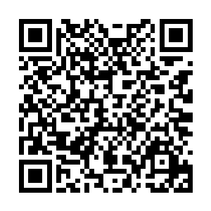 李谦和秦晶晶一起走进播放参展电影的影厅的照片二维码生成