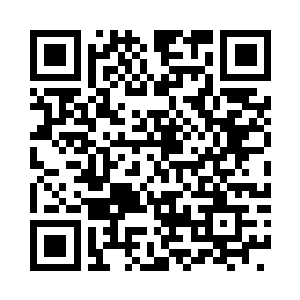 李道长正伸手在一个横肉男的眼前来回的晃着二维码生成