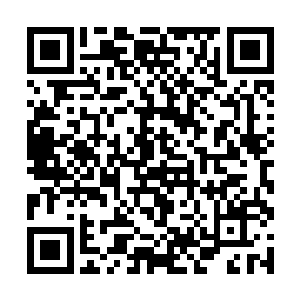 李雨彤就找到通讯录当中一个又一个的电话拨了出去二维码生成