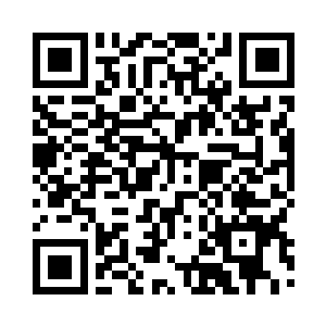 李青峰对着地上的两具尸体一个弹指二维码生成