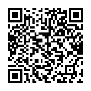 李飘雪坐在另一侧或者和张潇晗同侧这般界限分明的坐法二维码生成