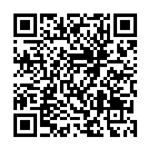 村部办公室前三米多宽的前出厦下被搭成了简单的主席台二维码生成