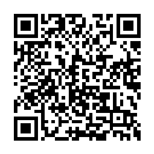 杜克沿着桌与桌之间宽敞的通道向前走去的时候二维码生成