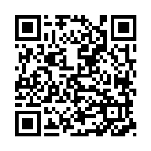 杜预笑嘻嘻拿出一把闪耀着红色光芒的宝剑二维码生成