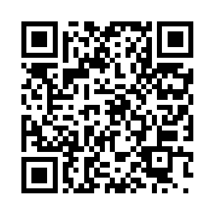 条案上还摆着一副未来得及收好的画二维码生成