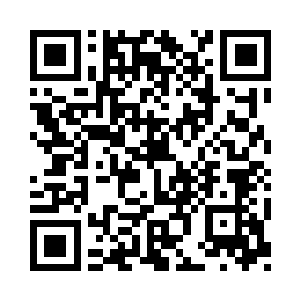 来访的宾客要么站在实验室里聊天和讨论二维码生成