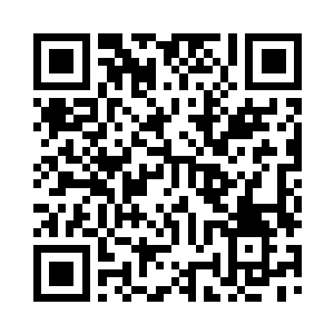 杨开将搭在肩膀上的白毛巾塞进老白手上二维码生成