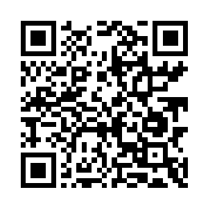 杨洛十几个人踏着军人特有的步伐向前走着二维码生成