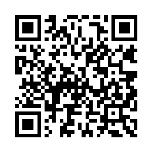 杨洛拿着军刀在蛇的断处挑开一个缺口二维码生成