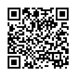 杨进雄拎着枪不停的在办公室来回走动二维码生成