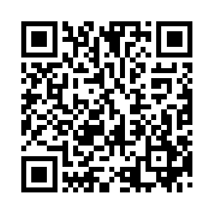 杨风云还有孙满江把护照拿出来交给卡特二维码生成