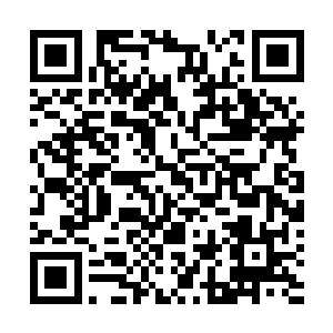 极光号上的一个水手和一个医生正在那里为他处理着伤口二维码生成