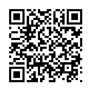 极其狼狈的从两栋房子中间的空隙跑了过来二维码生成