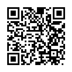 林一峰一只手拿着一个女娃娃形状的糖人二维码生成