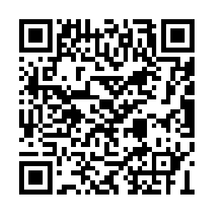 林安发呆望着在吧台旁接听电话的那个卷发女生二维码生成