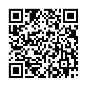 林寒和卓靖端坐在桌边各自忙着手里的事二维码生成