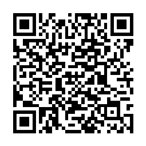 林若溪正端坐在她的大办公桌旁快速地书写着什么二维码生成