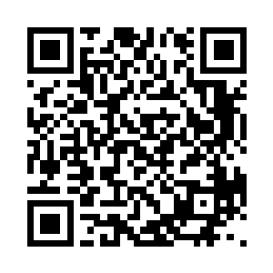 果然发现六个年轻人正在朝人群里面挤二维码生成