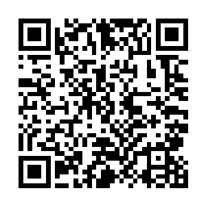 果然身上都没有金属物体……而南宫手里拿着的那个长条二维码生成