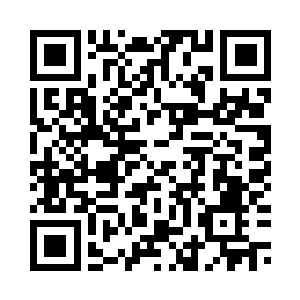 枪口正顶着另一个满身血迹的青年二维码生成