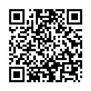 某个君姑娘正姿态随意得斜靠着栏杆二维码生成