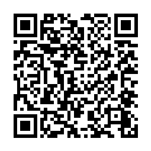 某个角度镜面正好于一束从窗帘缝隙溜进来的月光相对二维码生成