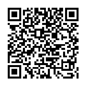 染着粉红色指甲油的一双小脚隐藏在了高跟鞋里二维码生成