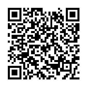 柔婉不失坚定的嗓音通过话筒传遍广场每一个角落二维码生成