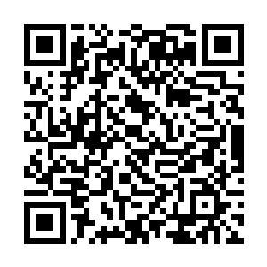 查理兹拿起桌子上的一块硬面包直接朝雨果砸了过去二维码生成