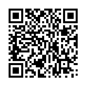 柳茹婉手中挎着一款能让百分之九十九的二维码生成